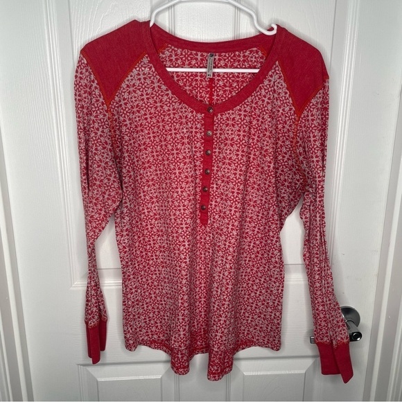 Kuhl Mia Henley Waffle Knit Thermal Top in Red/White Batik Floral Gorpcore XL - Picture 2 of 14
